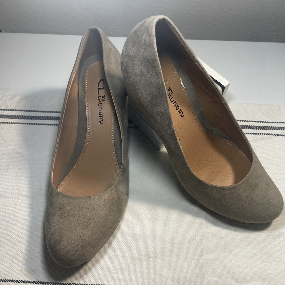 CL BY LAUNDRY Taupe Suede Block Heel Pumps Round Toe Slip On Women's Size 9/40M